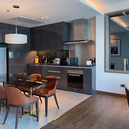 Muu Bangkok, Small Luxury Hotels Of The World Dış mekan fotoğraf A kitchen in a serviced apartment in Hong Kong