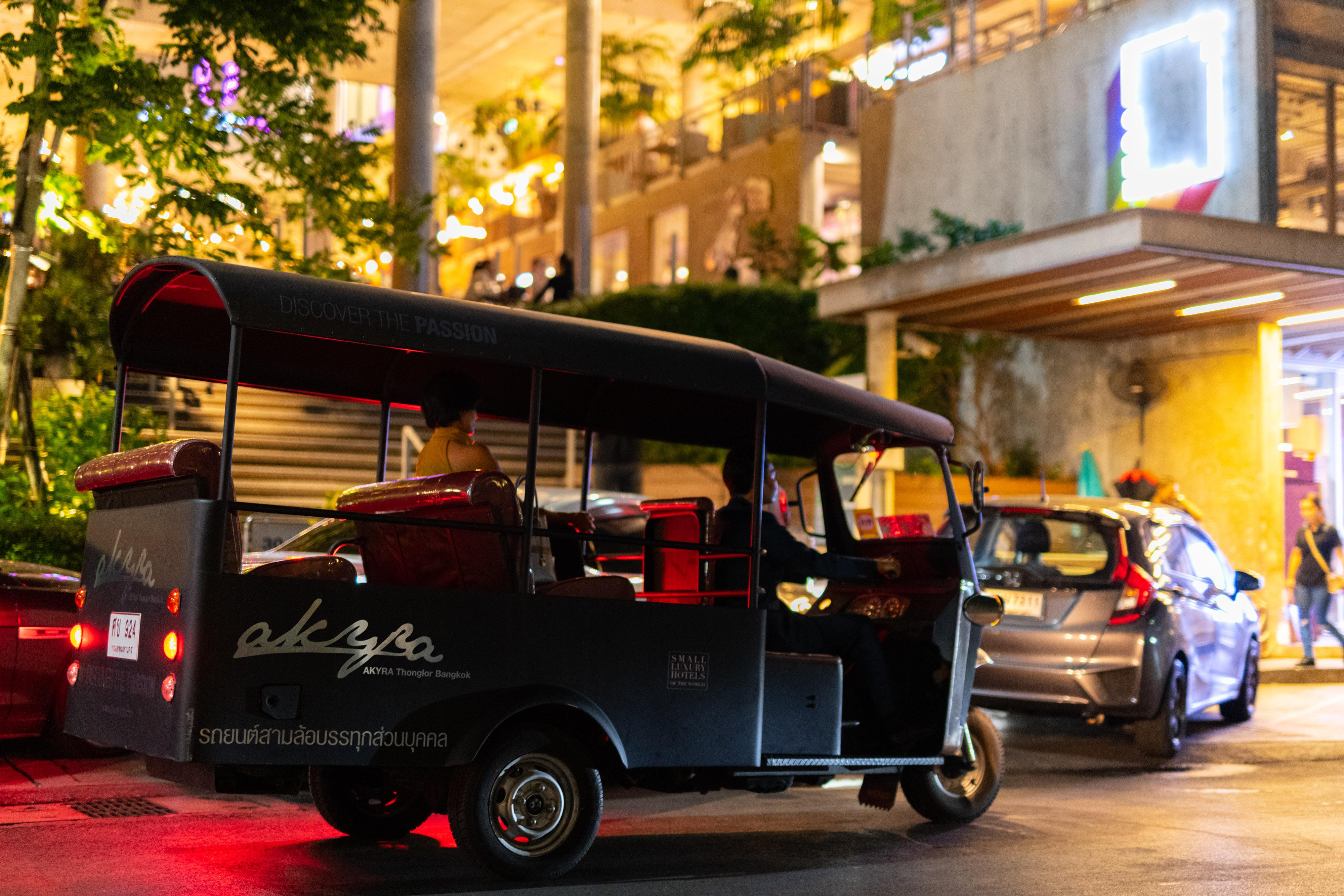 Muu Bangkok, Small Luxury Hotels Of The World Dış mekan fotoğraf Tuk-tuk at the hotel