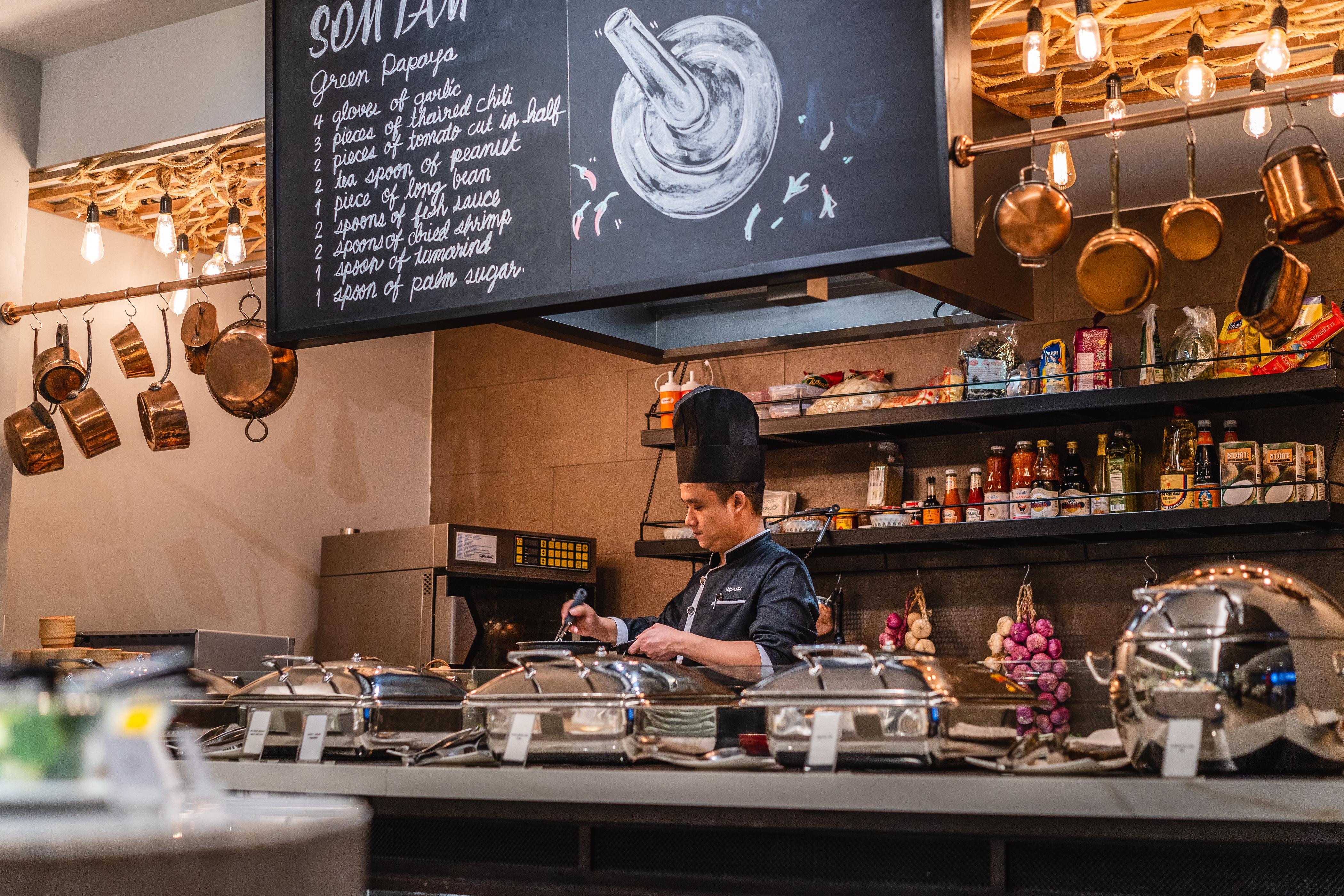 Muu Bangkok, Small Luxury Hotels Of The World Dış mekan fotoğraf A chef at work