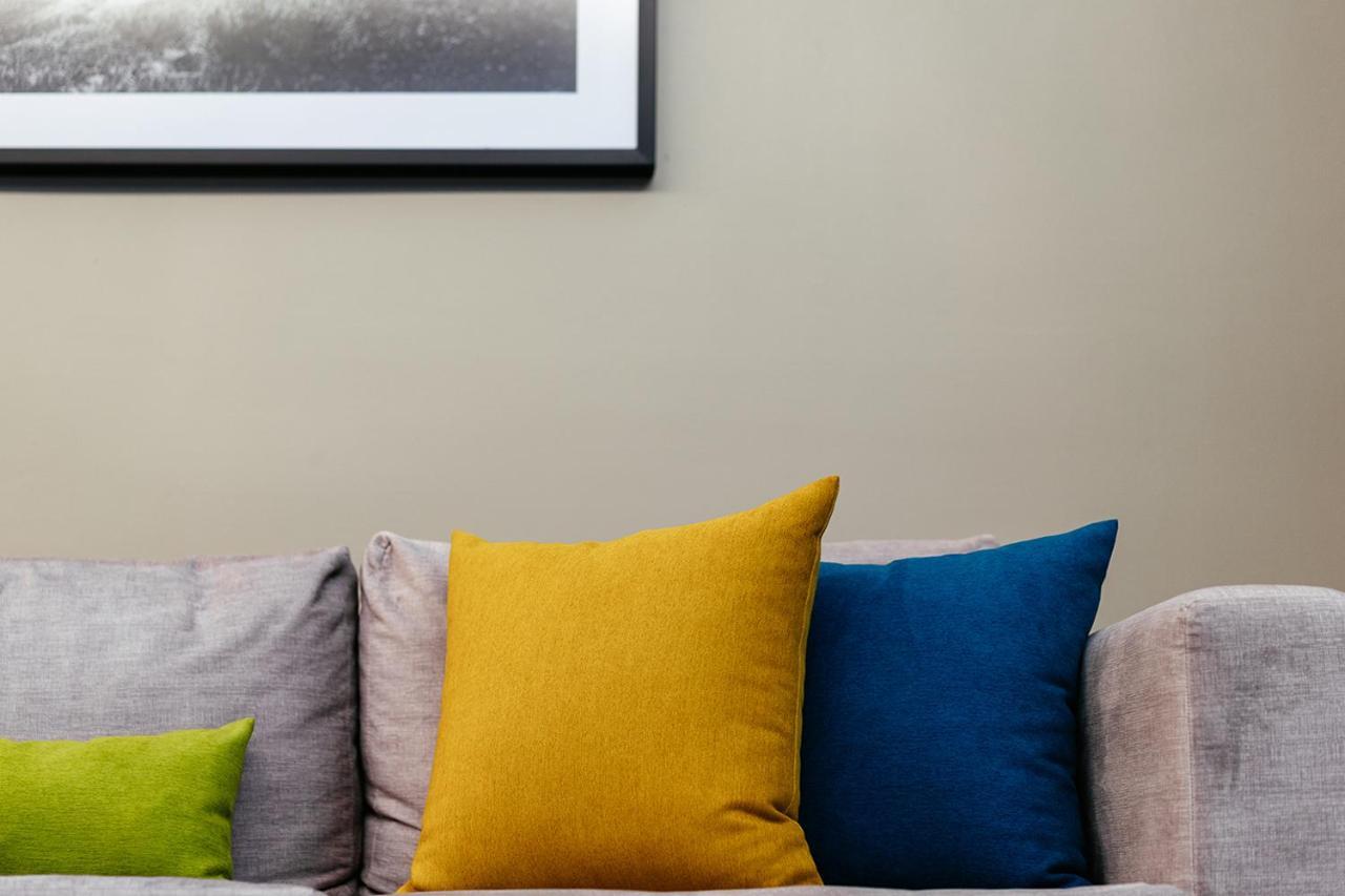 Muu Bangkok, Small Luxury Hotels Of The World Dış mekan fotoğraf Throw pillows on a sofa
