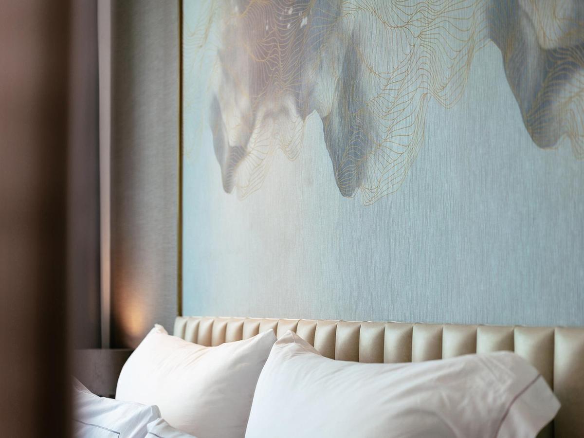 Muu Bangkok, Small Luxury Hotels Of The World Dış mekan fotoğraf A bed with two pillows