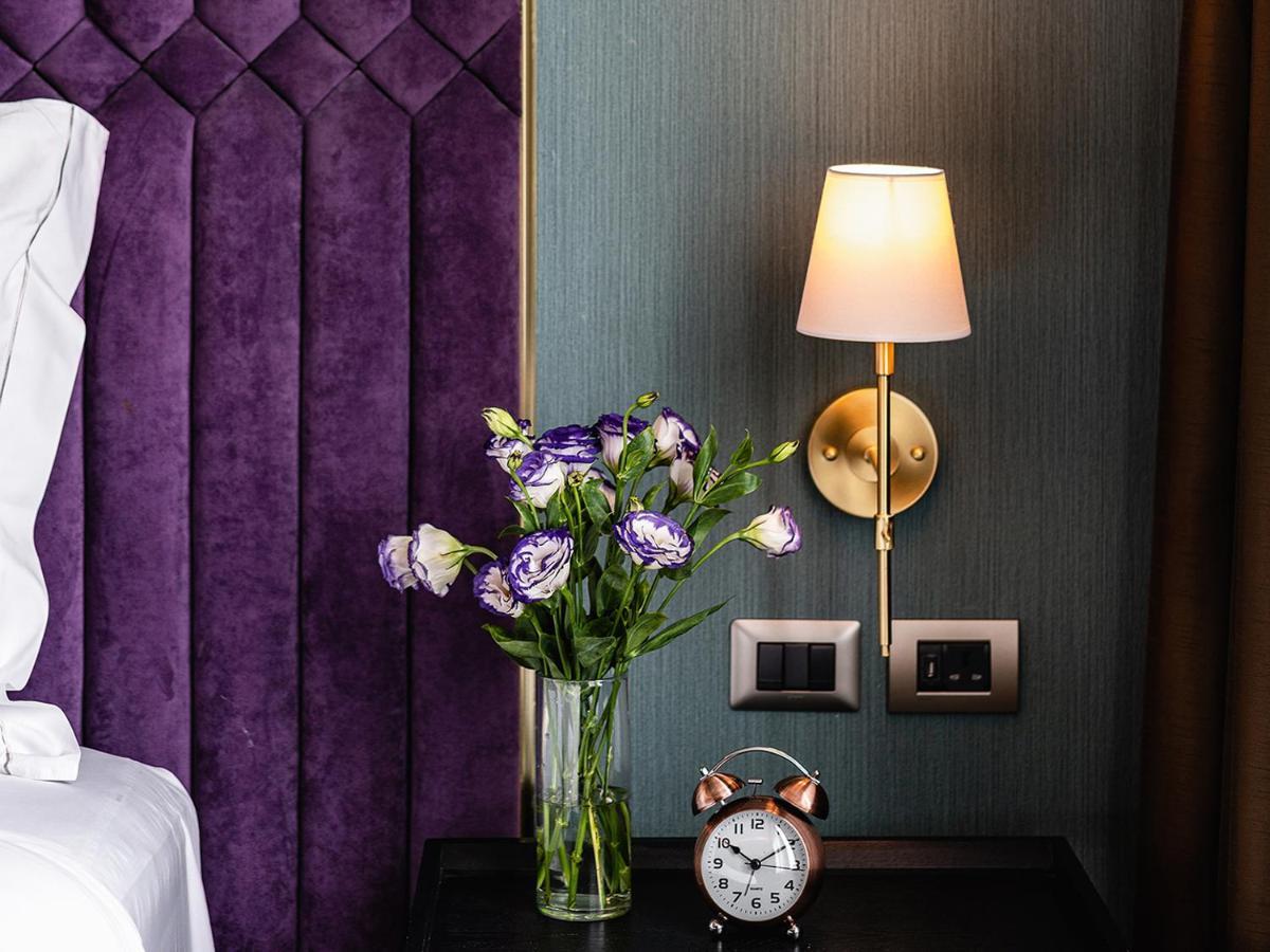 Muu Bangkok, Small Luxury Hotels Of The World Dış mekan fotoğraf A wall light