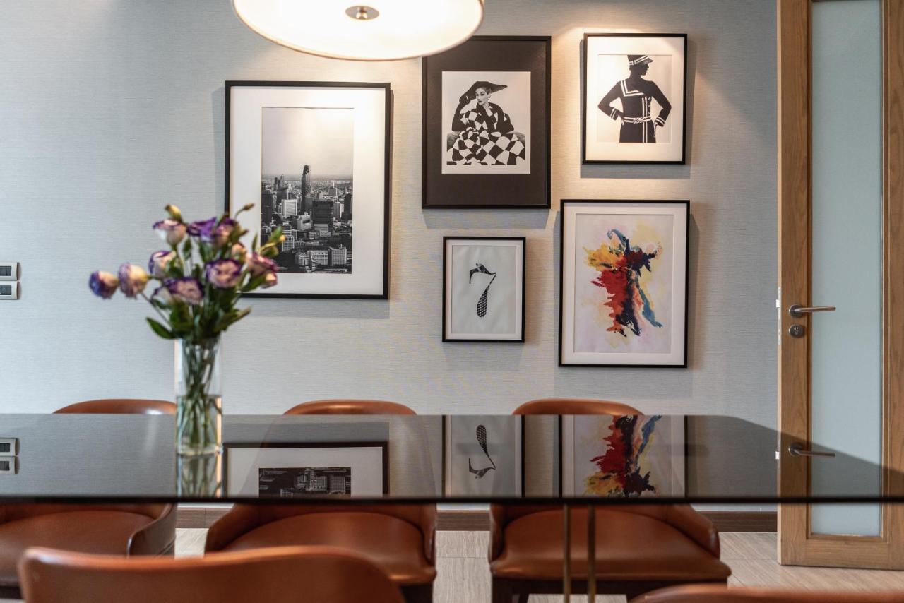 Muu Bangkok, Small Luxury Hotels Of The World Dış mekan fotoğraf A collection of prints by various artists