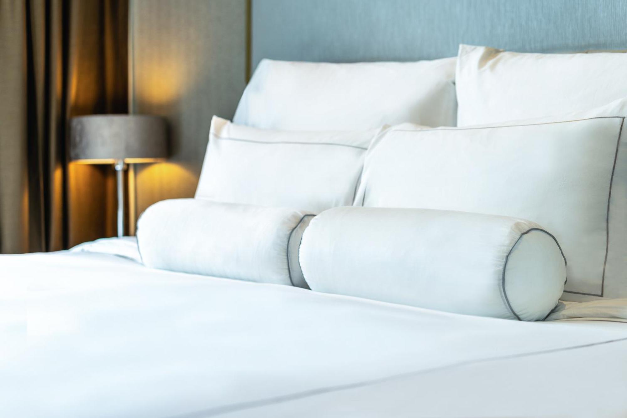 Muu Bangkok, Small Luxury Hotels Of The World Dış mekan fotoğraf A bolster pillow on a bed