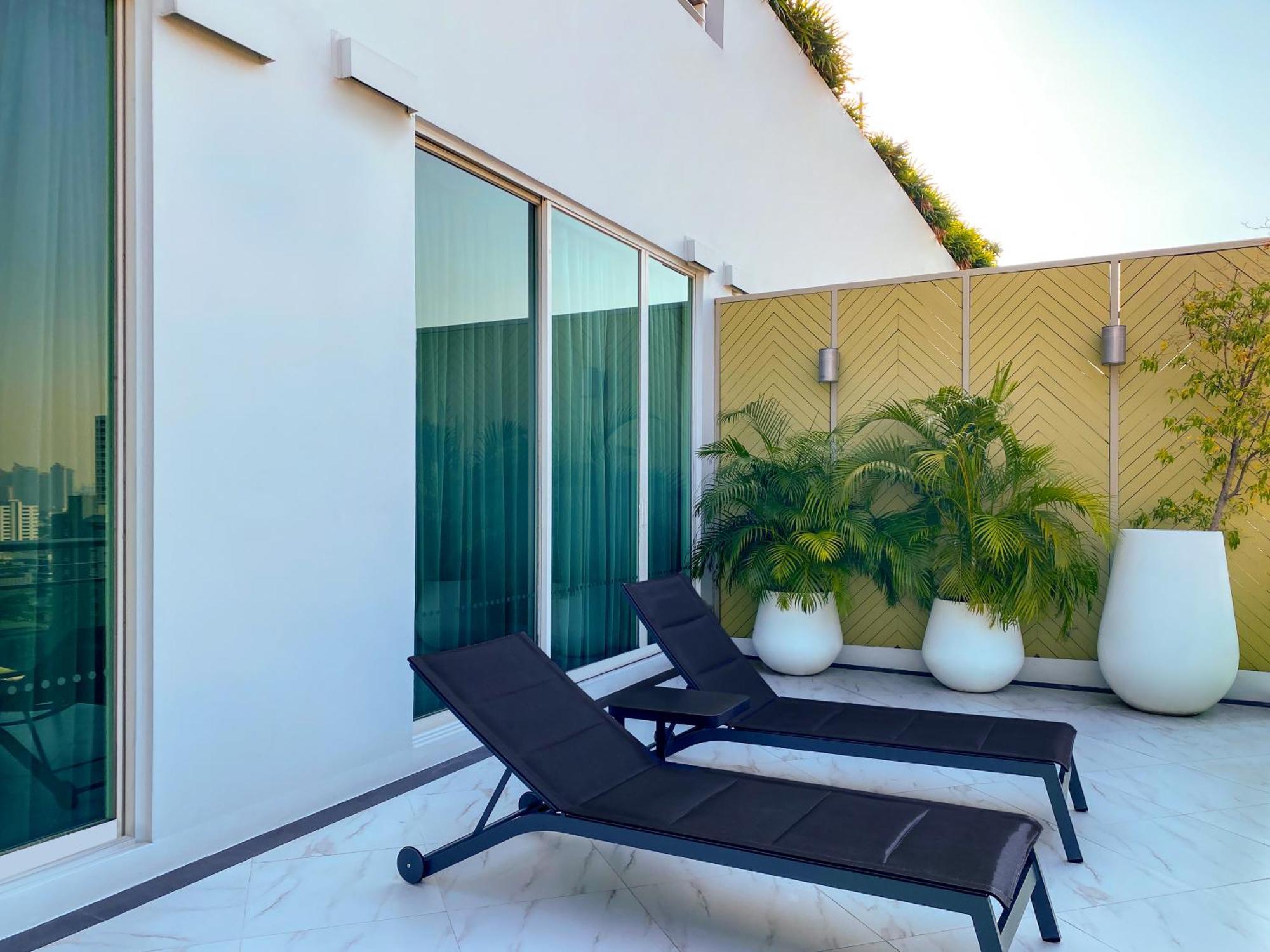 Muu Bangkok, Small Luxury Hotels Of The World Dış mekan fotoğraf A private terrace