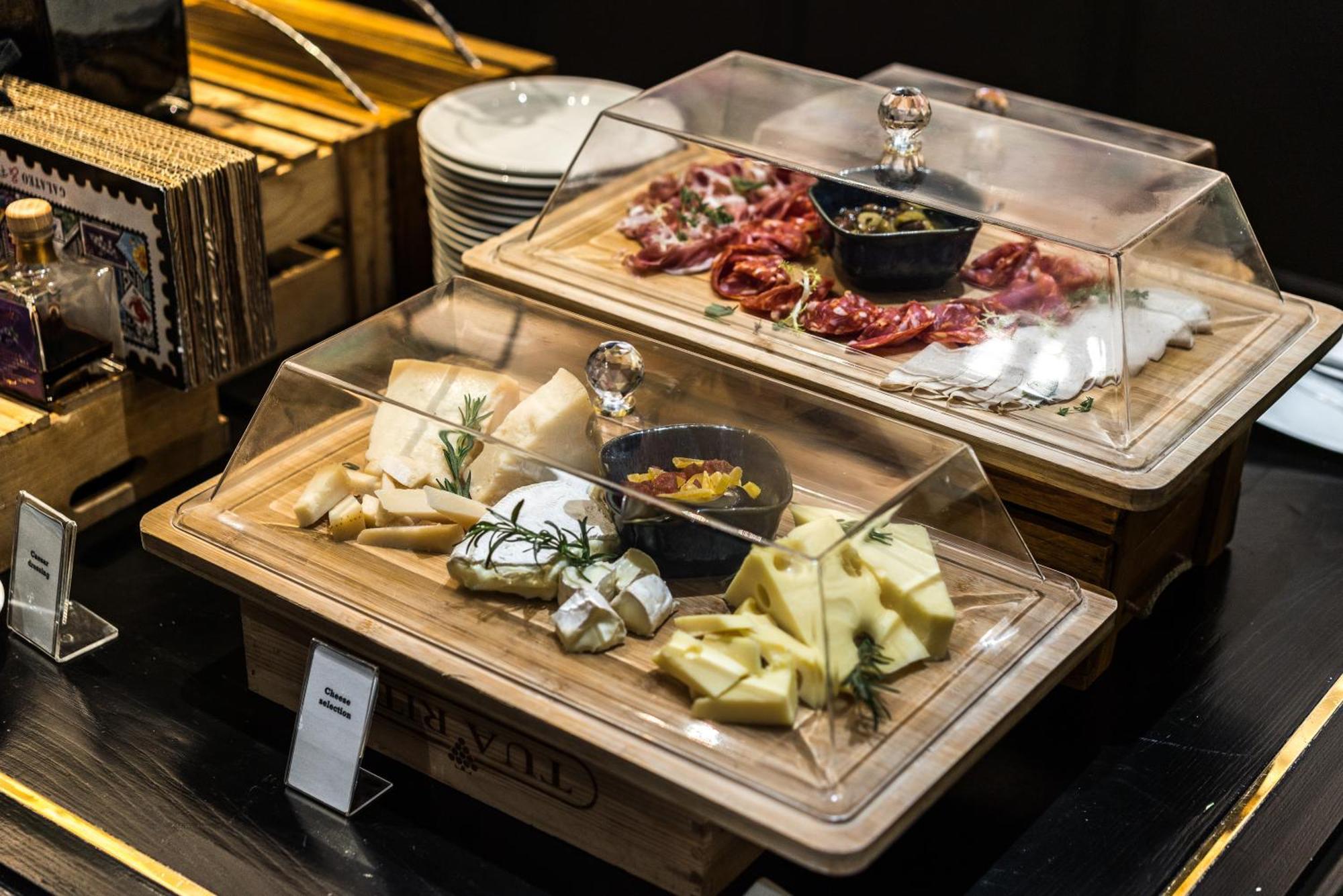 Muu Bangkok, Small Luxury Hotels Of The World Dış mekan fotoğraf A selection of cheese and cold cuts