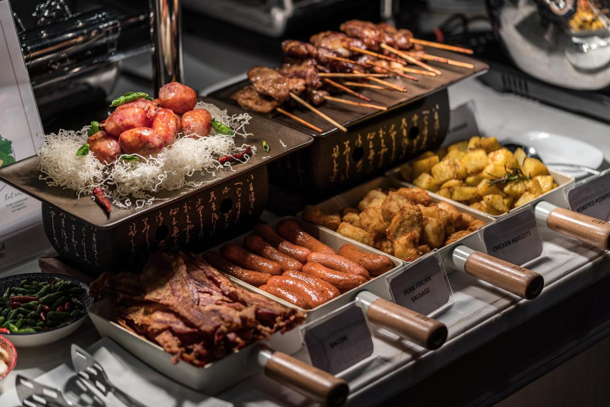 Muu Bangkok, Small Luxury Hotels Of The World Dış mekan fotoğraf A selection of Chinese cuisine