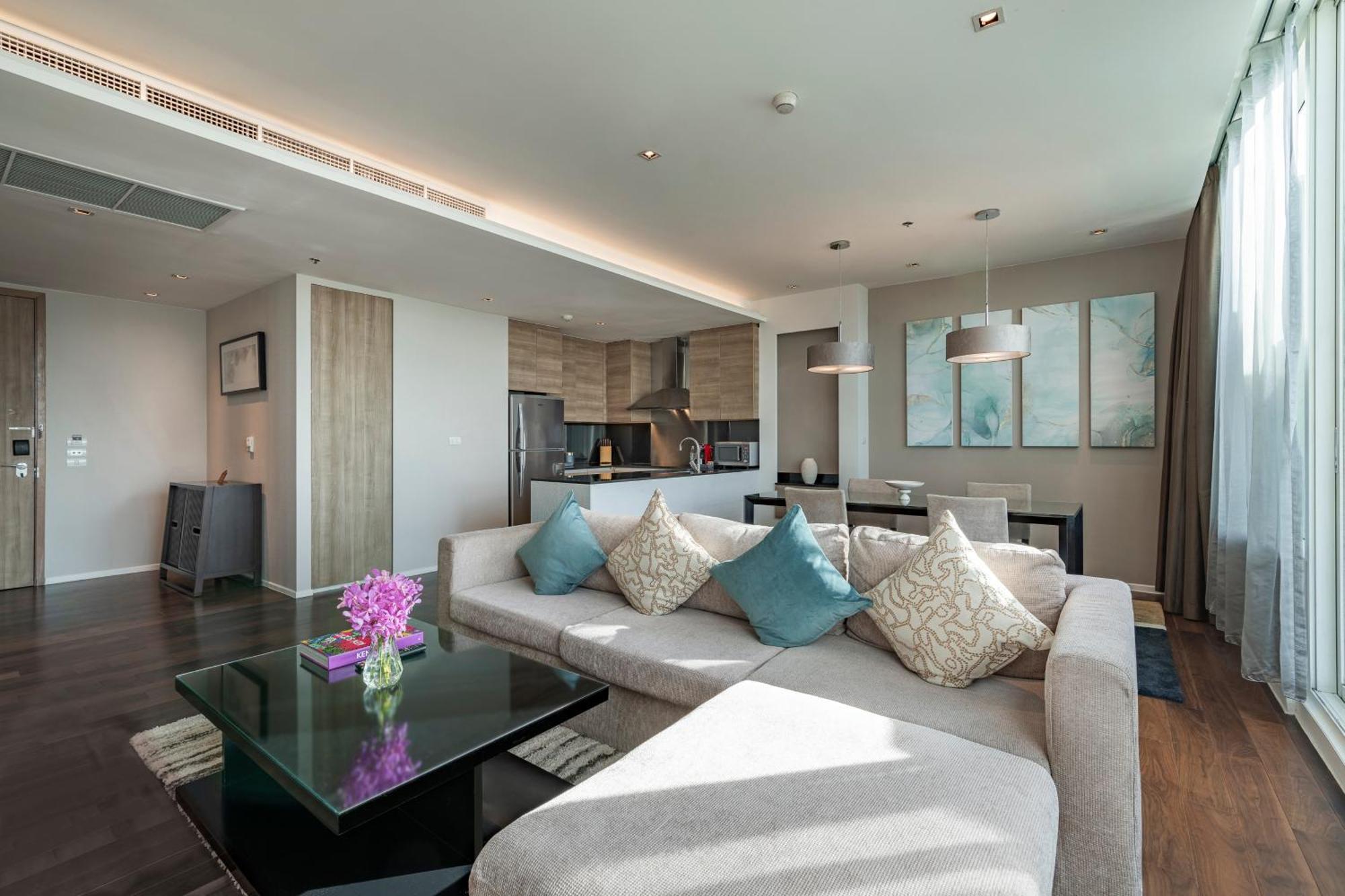 Muu Bangkok, Small Luxury Hotels Of The World Dış mekan fotoğraf A living room in a serviced apartment in Dubai