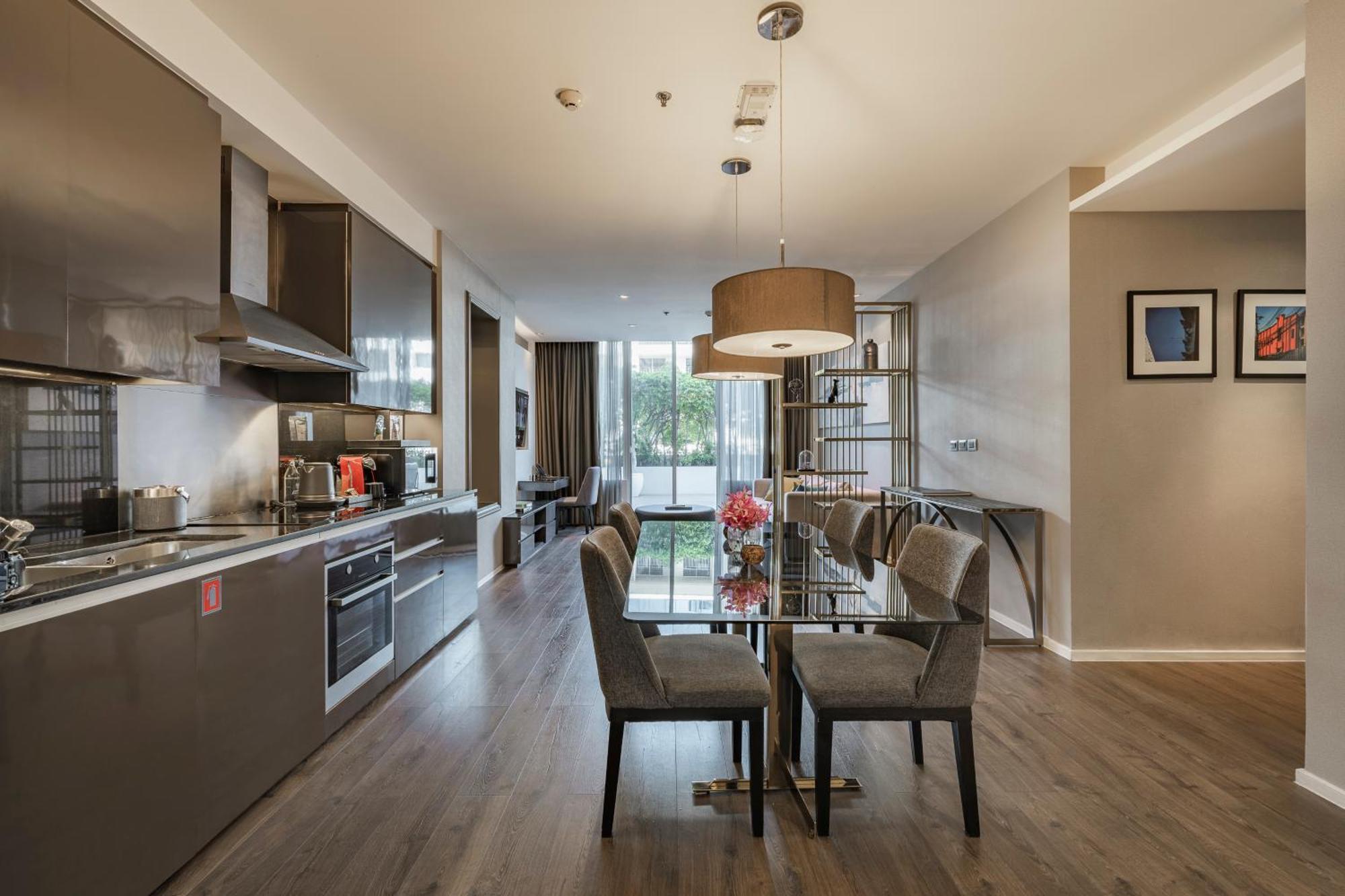 Muu Bangkok, Small Luxury Hotels Of The World Dış mekan fotoğraf The kitchen and dining area of a typical apartment